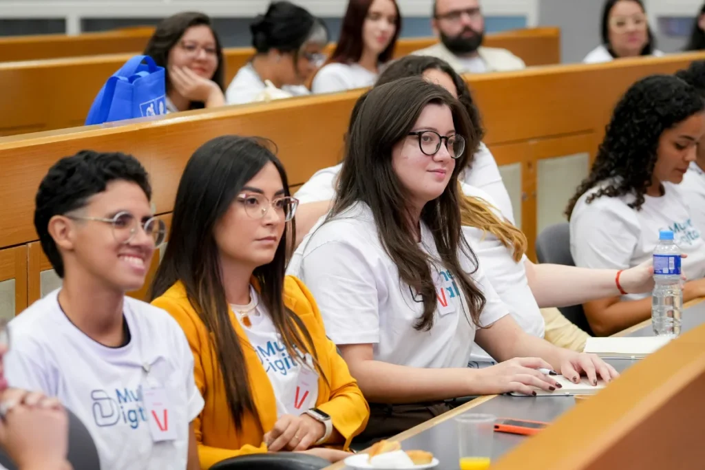 Mujer Digital visita a oficinas de Kyndryl